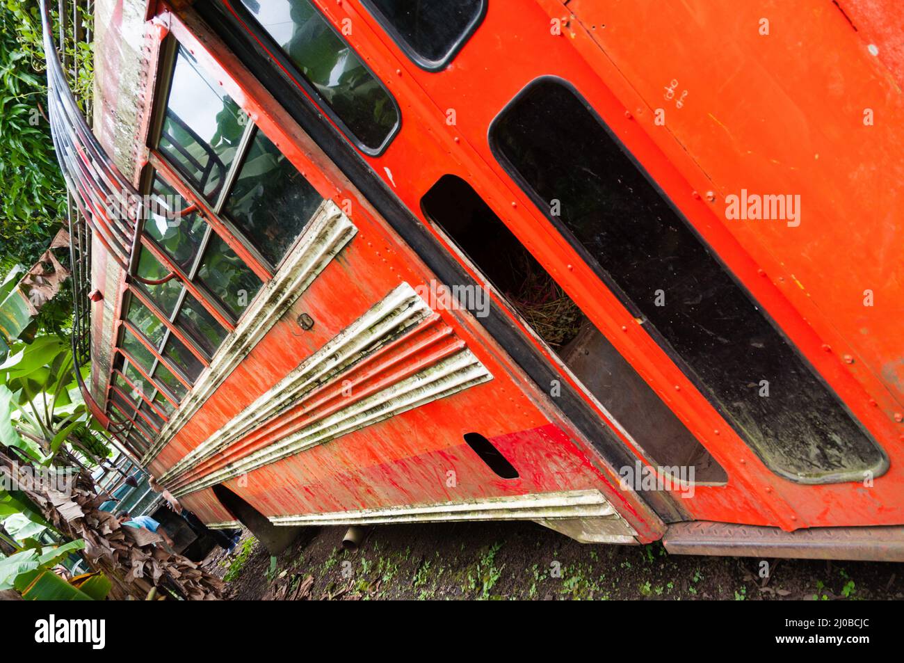 Sporco Bus Rosso abbandonato in fattoria Foto Stock