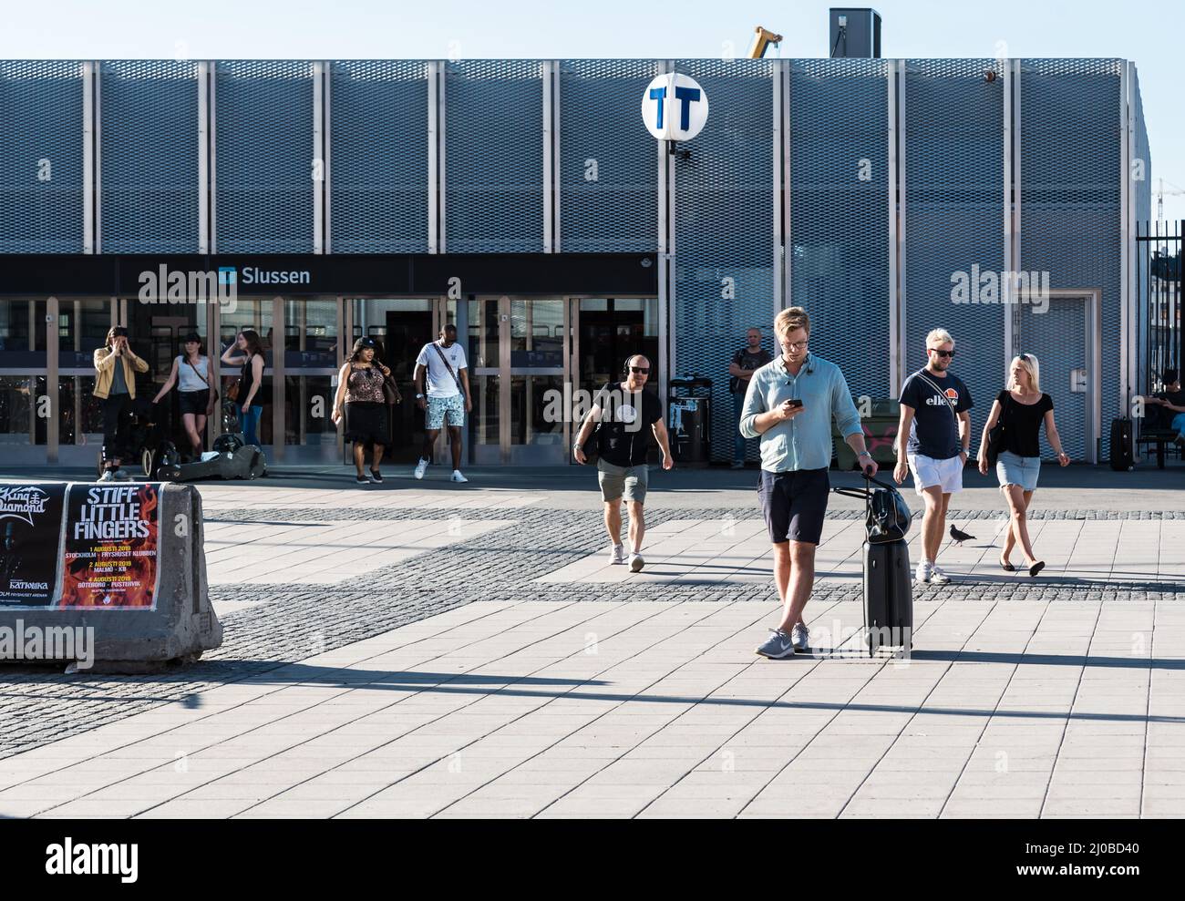 Stoccolma, Svezia - 07 24 2019 - pendolari a piedi da e per il tram Slussen e il centro dei mezzi pubblici della metropolitana Foto Stock