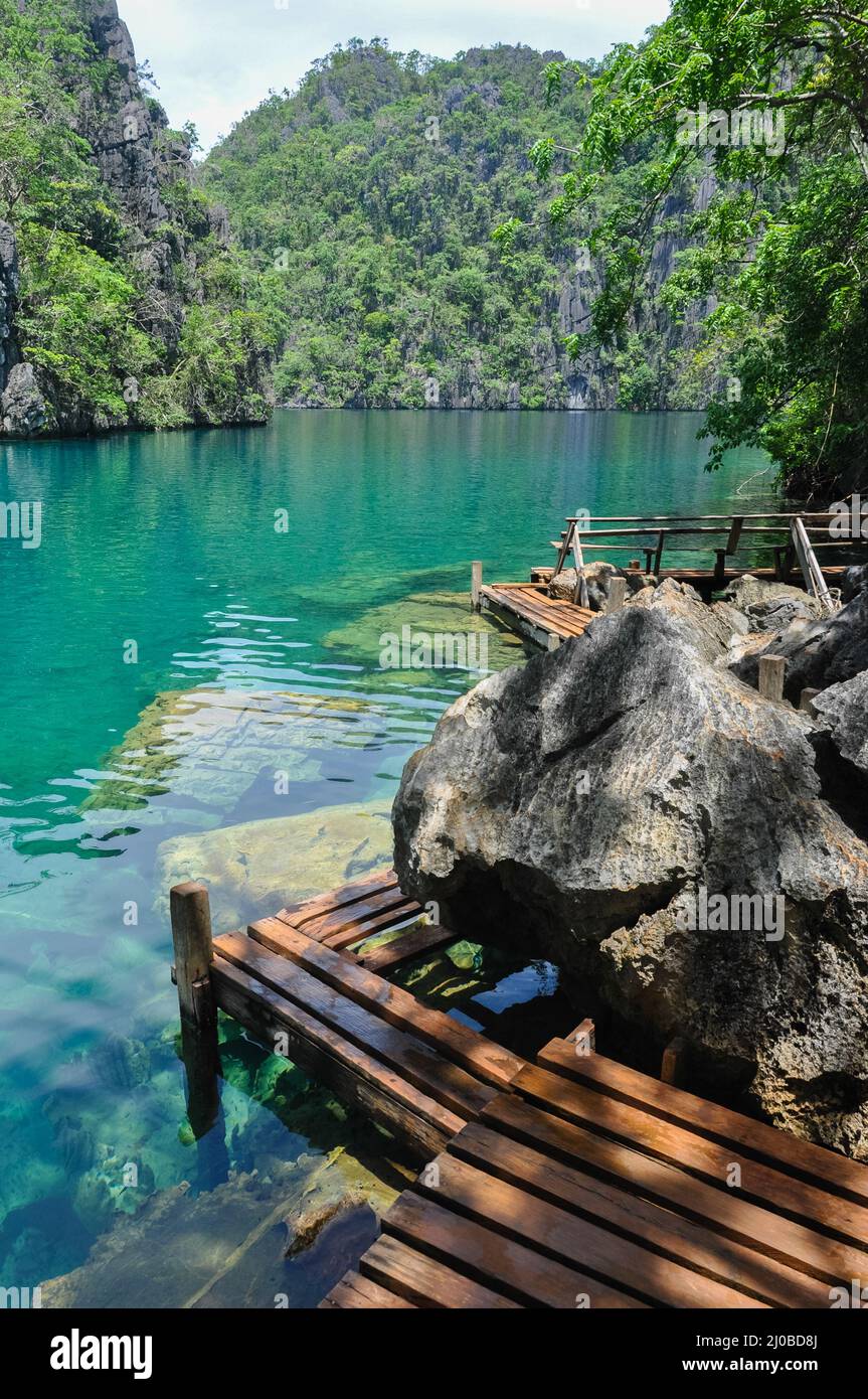 Molto pulito e chiaro lago laguna di acqua vicino ad un percorso di legno Foto Stock