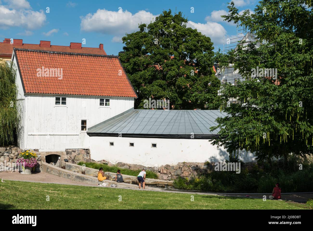 Uppsala, Uppland- Svezia - 07 27 2019 persone e famiglie che godono di un piccolo parco cittadino Foto Stock