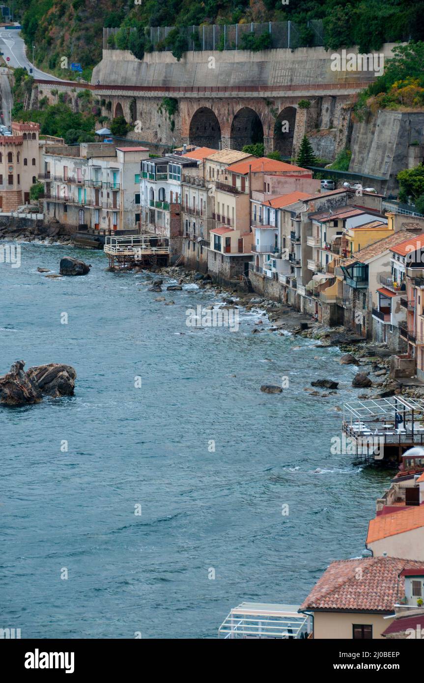 Fila di vecchie case italiane che si affacciano sull'oceano in città Scilla Foto Stock