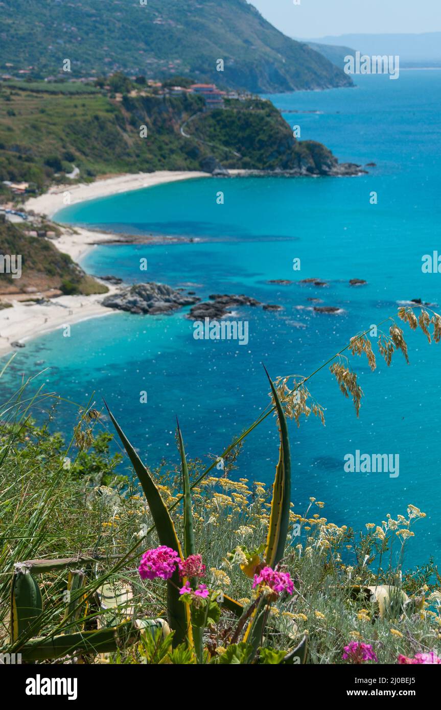 Vista sulla splendida costa della Calabria che costeggia il mare mediterraneo blu Foto Stock