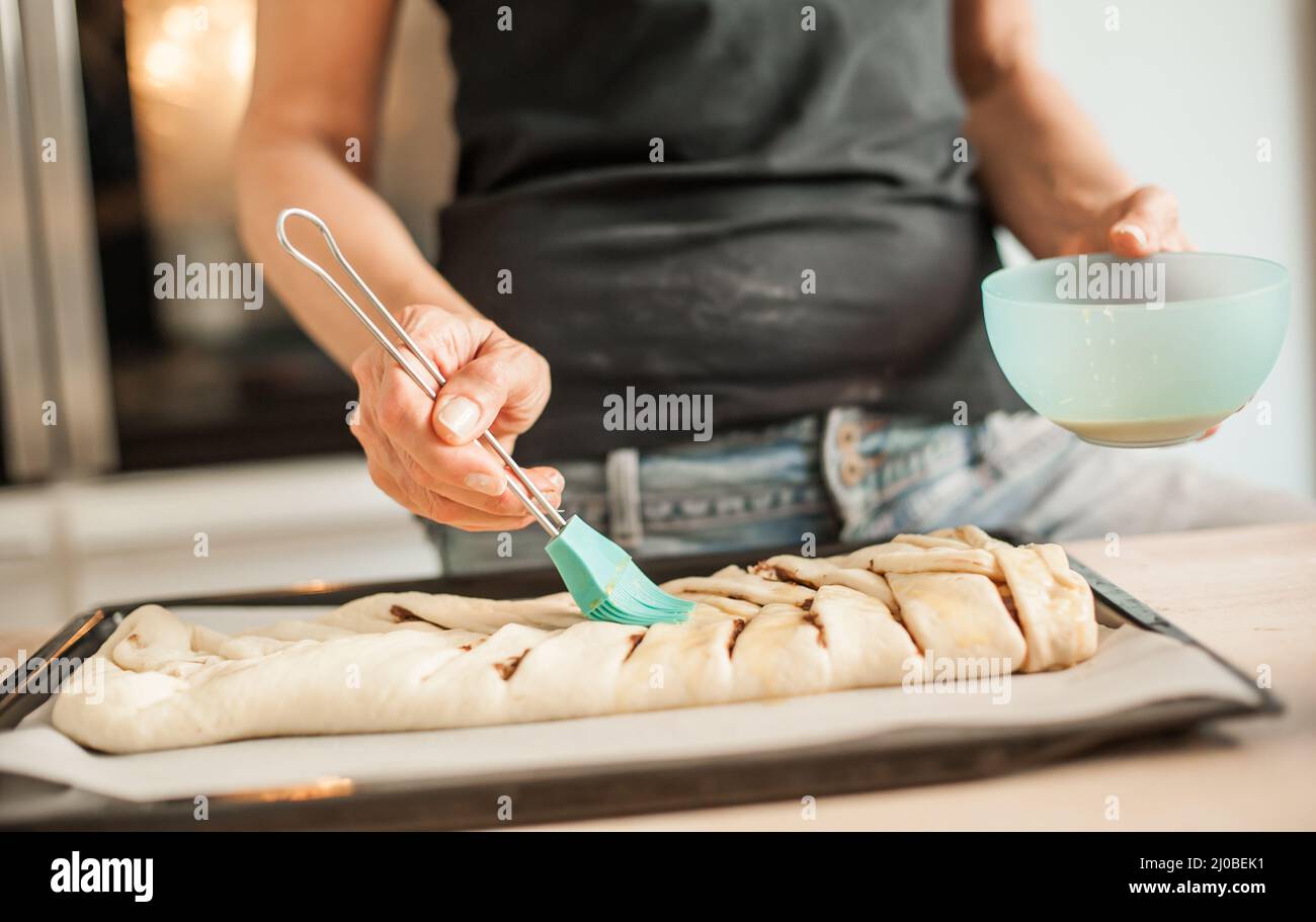 Cuoco professionista che prepara la torta al cioccolato. Primo piano Foto Stock