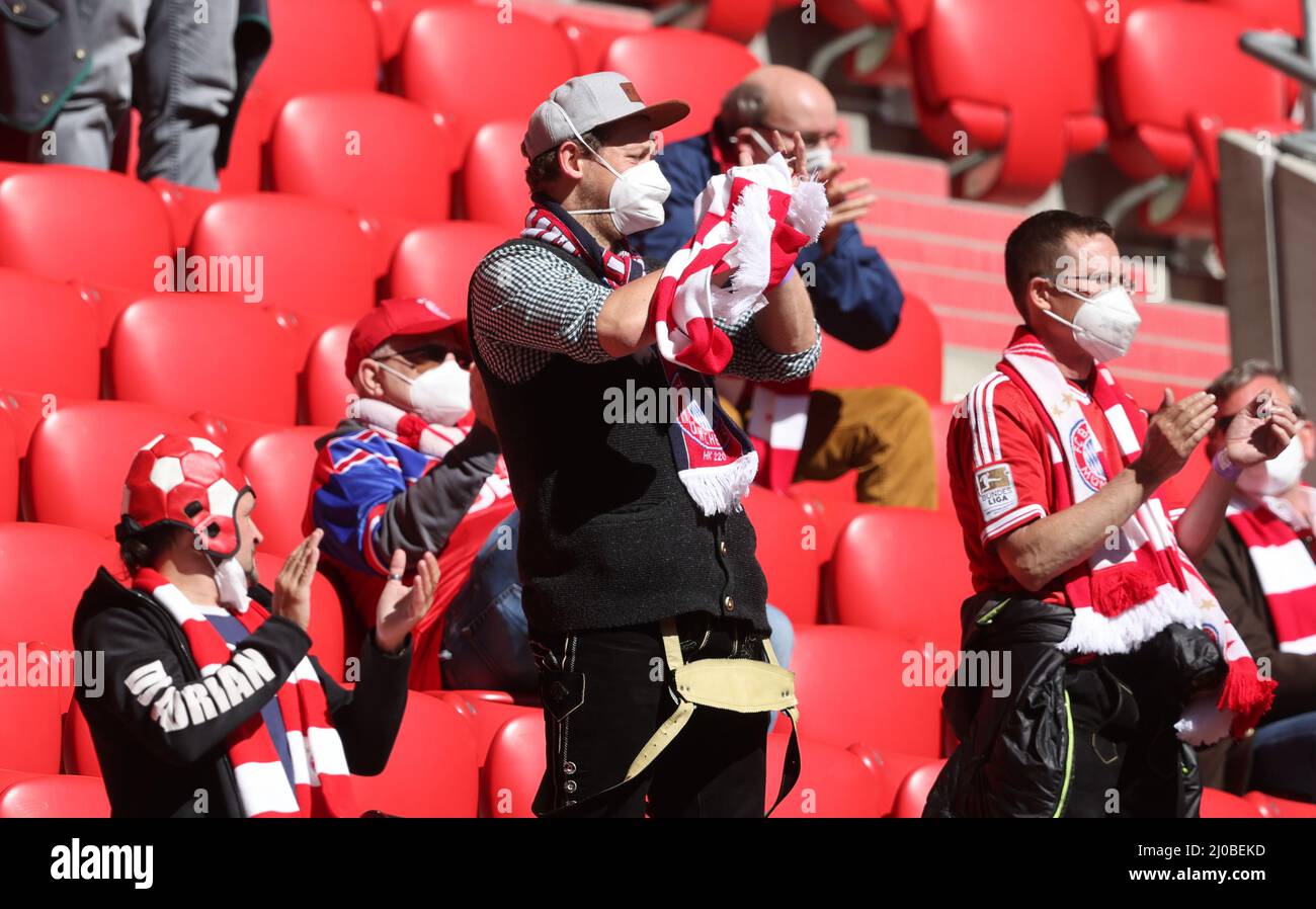 Fans FC Bayern Muenchen - FC Augsburg Alllianz Arena 22.5.2021 34. Spieltag Fussball Bundesliga Saison 2020 / 2021 © diebilderwelt / Alamy Stock Foto Stock