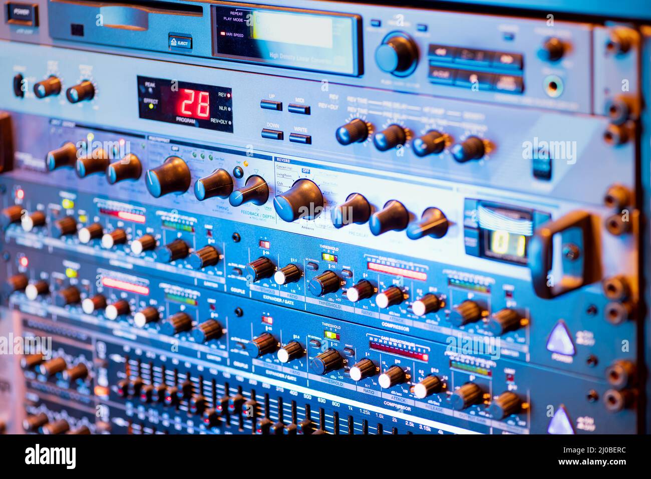 Moderno amplificatore musicale con pannello di controllo dotato di un'ampia gamma di interruttori posizionati su file parallele Foto Stock