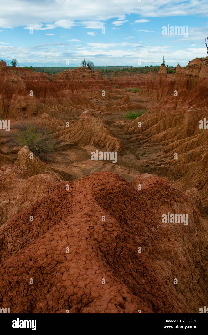 Siccità rosso arancio pietra arenaria rock formazione nel deserto di Tatacoa, Huila Foto Stock