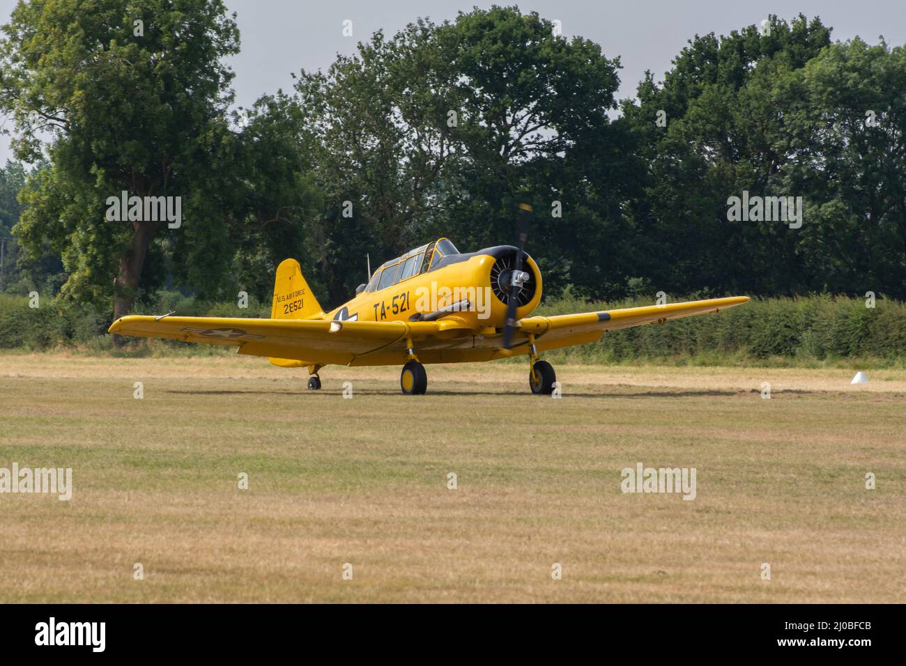 Headcorn, Kent UK - Luglio 1st 2018 A T6 texan decollo e poi fare una manovra flyby durante un volo di voli d'epoca. Visto in volo con un Foto Stock