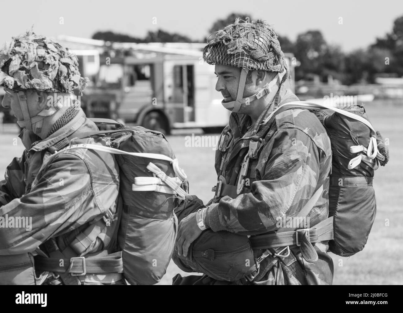 Headcorn, Kent UK - Luglio 1st 2018 rievocazione del paracadutista della seconda Guerra Mondiale. Immagine editoriale in bianco e nero dei soldati che si preparano a salire a bordo del C- Foto Stock