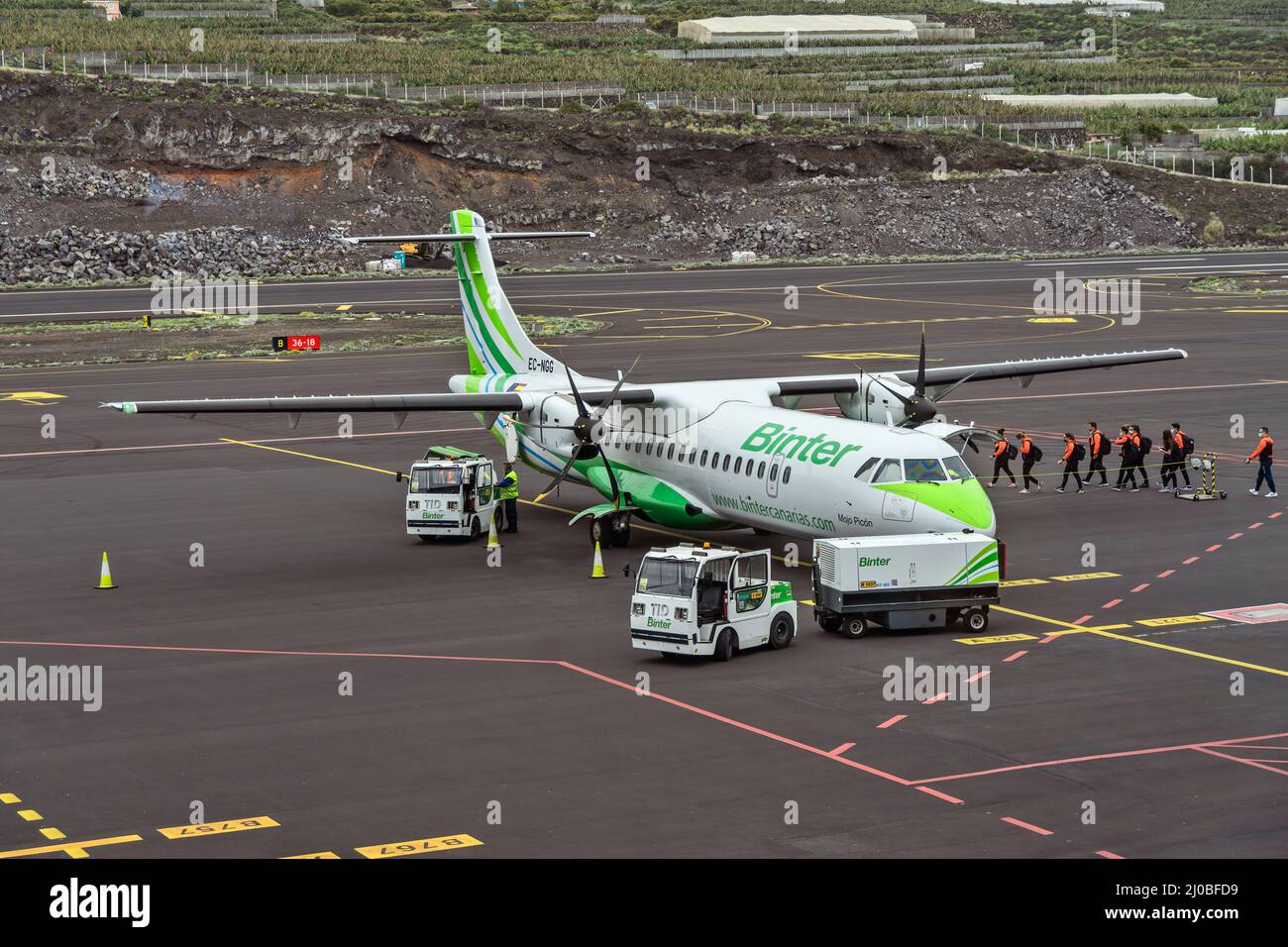 Aeropuerto de la Palma (SPC), 12 marzo 2022: Aereo (ATR 72-600) di Binter Canarias con registrazione EC-NGG imbarco sul grembiule dell'airpo Foto Stock