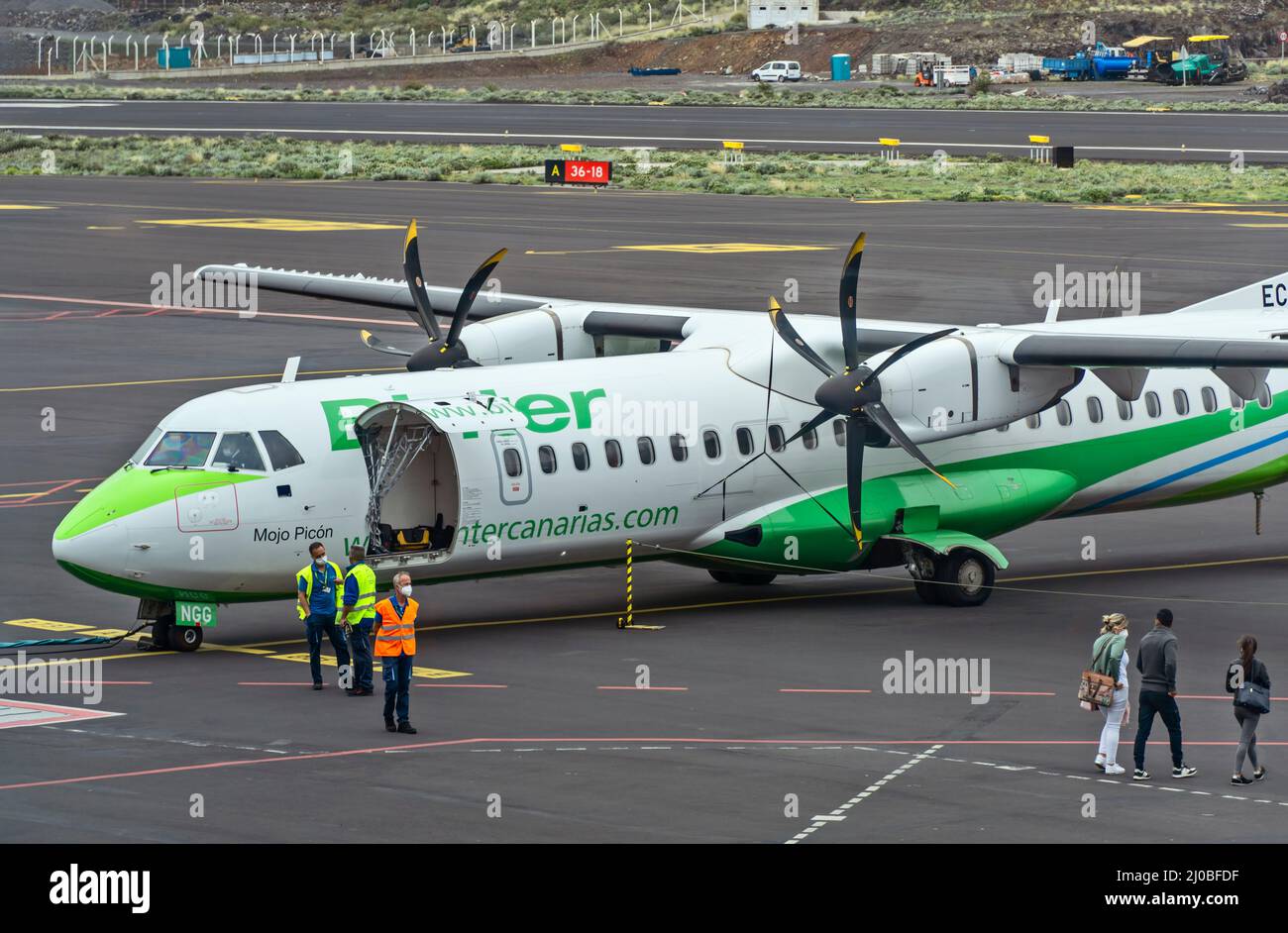 Aeropuerto de la Palma (SPC), 12 marzo 2022: Aereo (ATR 72-600) di Binter Canarias con registrazione EC-NGG imbarco sul grembiule dell'airpo Foto Stock