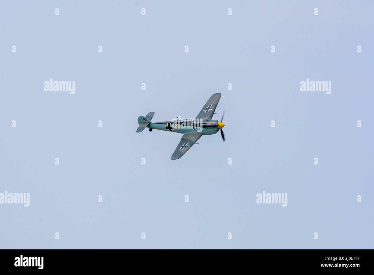 Headcorn, Kent UK - Luglio 1st 2018 WW2 Tedesco BF109 Messerschmitt Hispano aereo da caccia motore vola ed esegue una lotta contro i cani in un'airshow sopra il Kent. Foto Stock