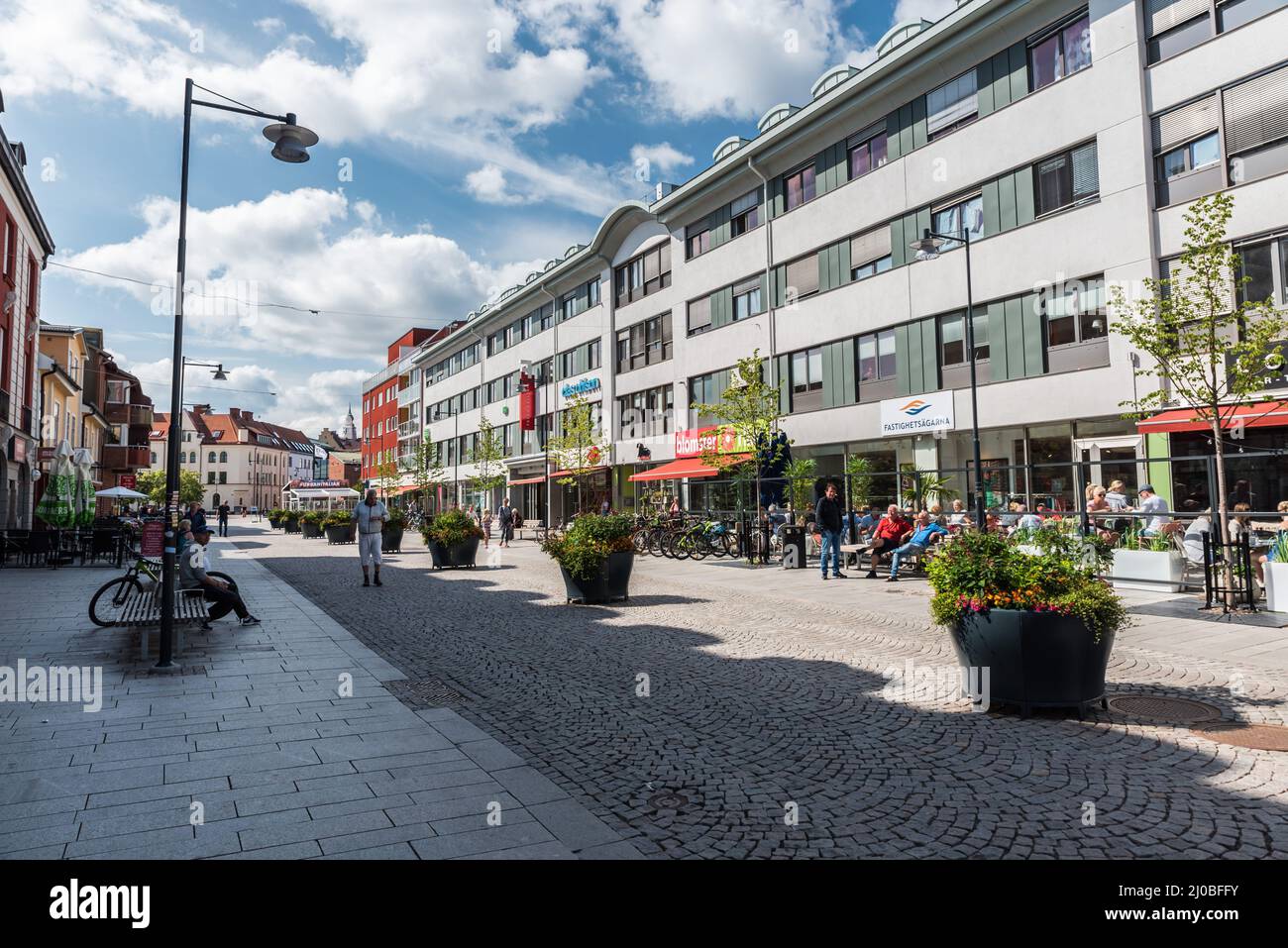 Falun, Dalarna- Svezia - 08 05 2019: Persone che riposano e camminano nella via dello shopping Foto Stock