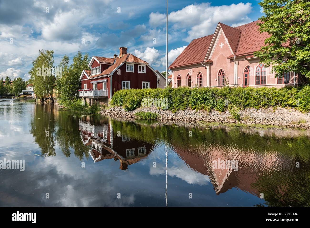 Falun, Dalarna - Svezia - 08 05 2019 Vista panoramica della città che si riflette nel fiume Nybron Foto Stock