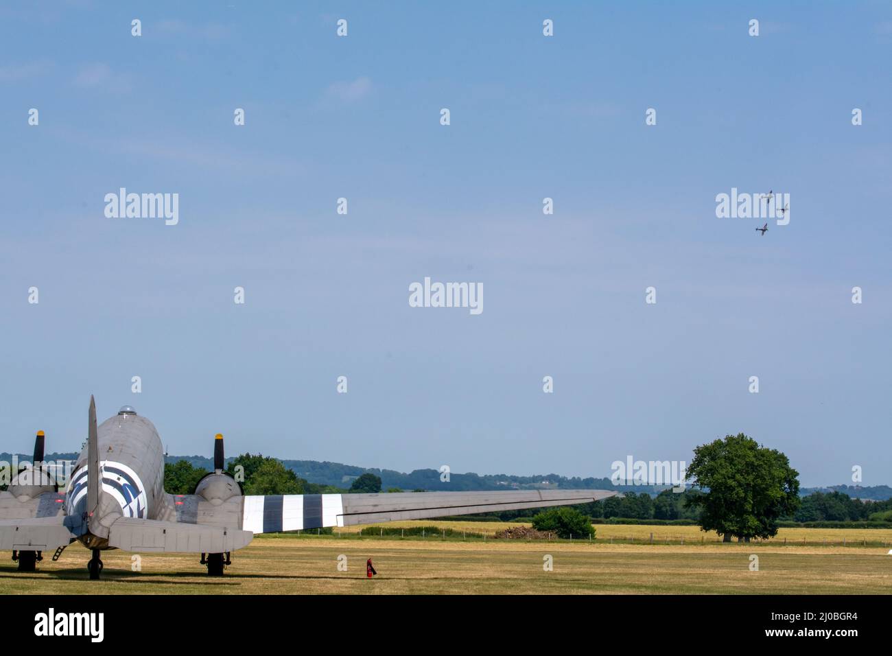 Headcorn, Kent UK - Luglio 1st 2018 un gruppo di formazione di tre spitfire WW2 aerei da combattimento volano in mostra aerea sopra il Kent. Uno Skytrain USAF C-47 è visto. Foto Stock