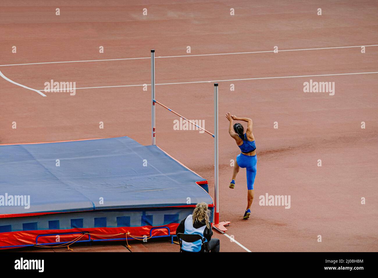 jumper femmina high jump in competizione atletica Foto Stock