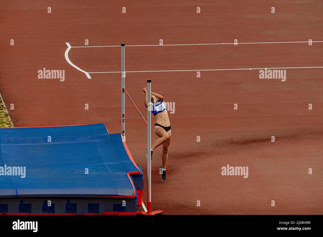 atleta femminile di alto salto in competizione atletica Foto Stock