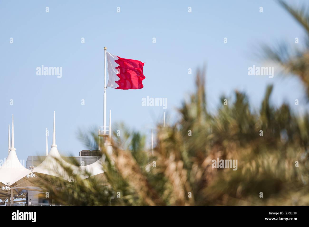 18th marzo 2022, Bahrein. Bahrain bandiera durante la Formula 1 Gulf Air Bahrain Grand Prix 2022, 1st round del FIA Formula uno World Championship 2022, sul circuito Internazionale del Bahrain, dal 18 al 20 marzo 2022 a Sakhir, Bahrain - Foto: Florent Gooden/DPPI/LiveMedia Credit: Independent Photo Agency/Alamy Live News Foto Stock
