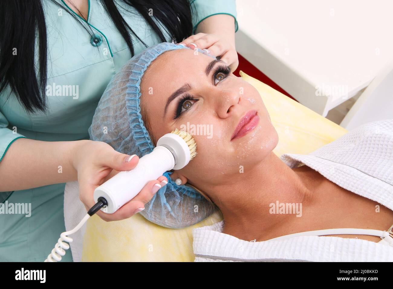 Cosmetologia hardware. Pulire la pelle con una spazzola. Foto Stock