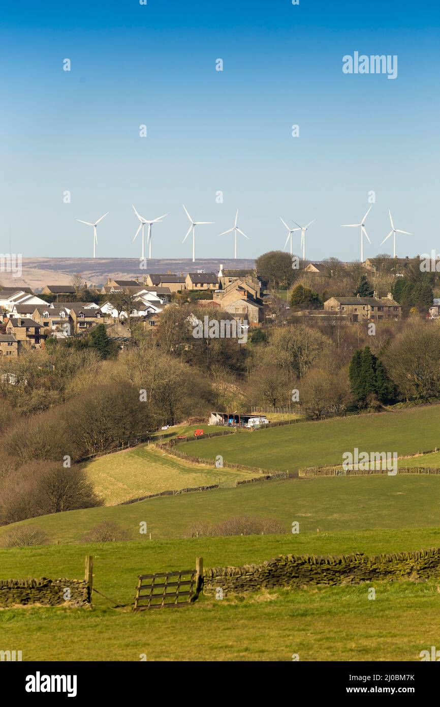 Queensbury, West Yorkshire, Regno Unito. 17th marzo 2022. Meteo Regno Unito. Un gelo notturno ha lasciato il posto ad un bel cielo blu a Queensbury, West Yorkshire, Regno Unito. La fattoria del vento a Thornton Moor si trova sullo skyline sopra il villaggio di Queensbury Credit: Windmill Images/Alamy Live News Foto Stock