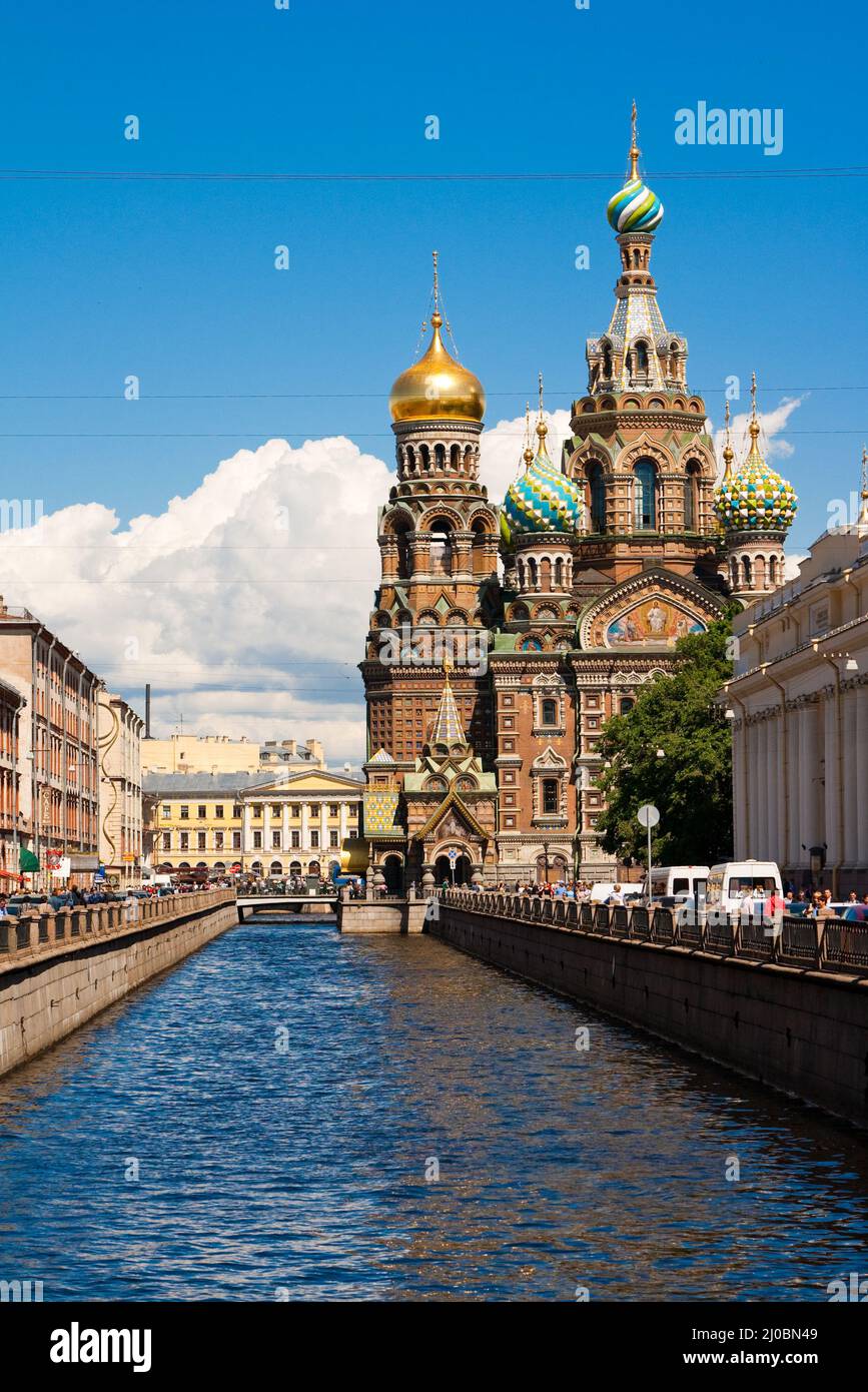 La chiesa vicino al canale. Notti bianche, San Pietroburgo, Russia. Vista notturna del canale di Griboyedov e della Chiesa del Salvatore su Bloo Foto Stock