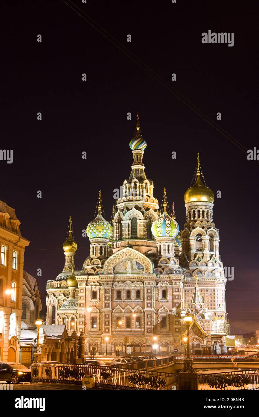 La chiesa vicino al canale. Notti bianche, San Pietroburgo, Russia. Vista notturna del canale di Griboyedov e della Chiesa del Salvatore su Bloo Foto Stock