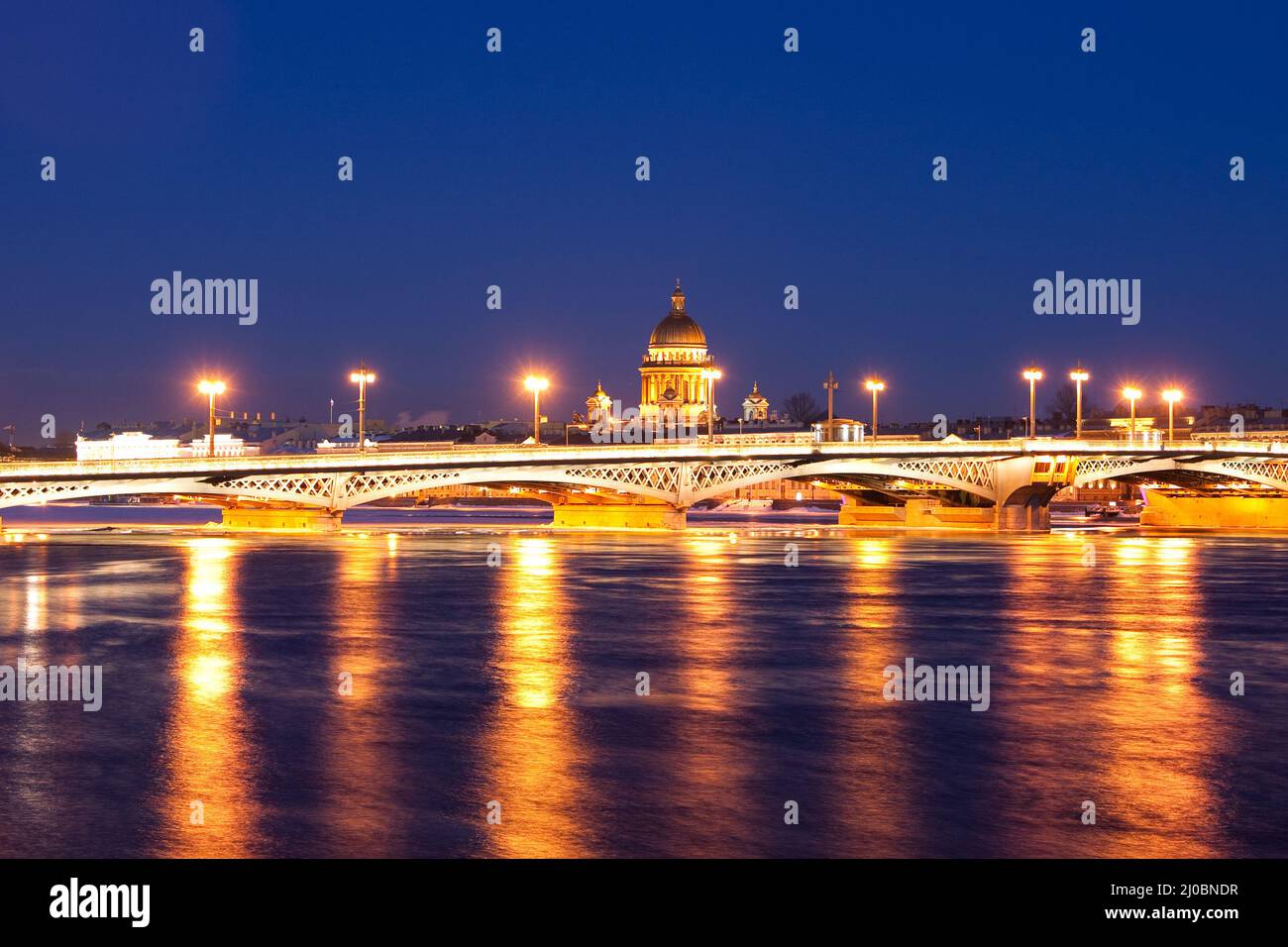 Ponte Blagoveshchensky (Leuteinant Schmidt) e Cattedrale di San Isacco a San Pietroburgo, Russia. Vista notturna bianca dall'argine. Foto Stock