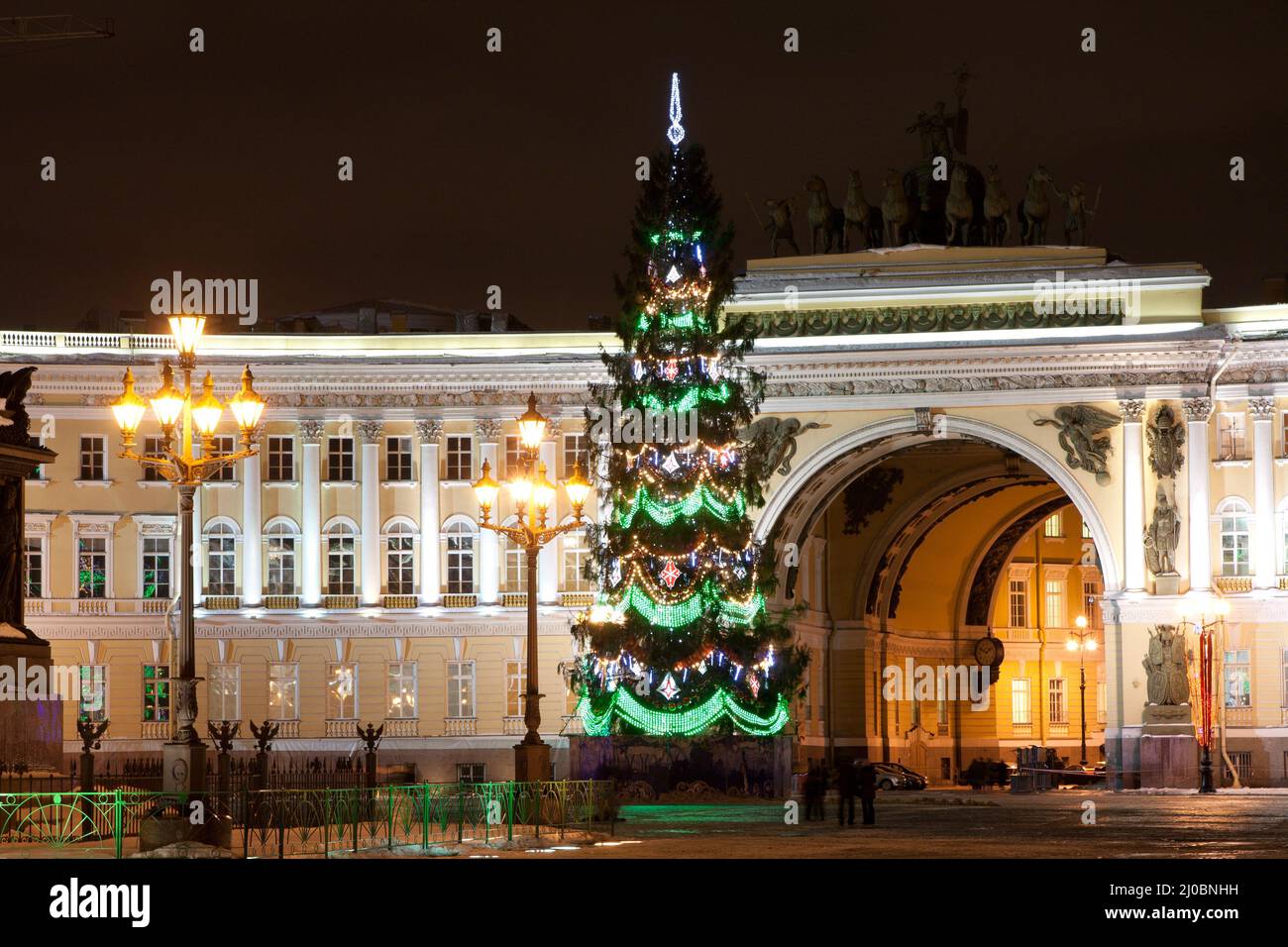 ST. PETERSBURG - Gennaio 11: Albero di Natale e costruzione del personale Generale in Piazza del Palazzo, 11 Gennaio 2011, nella città di St. Peters Foto Stock