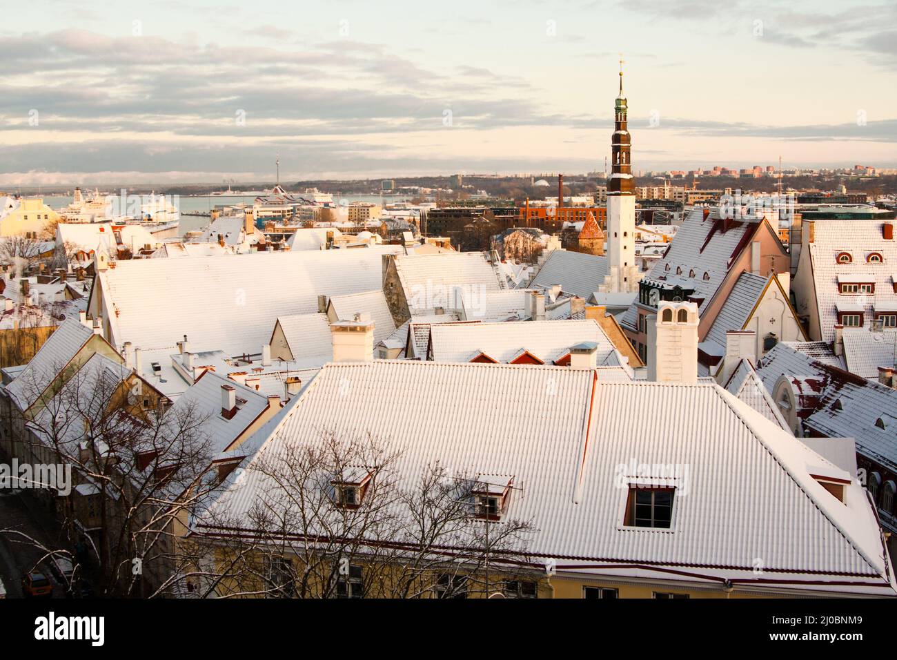 Vista serale di Tallinn la vigilia di Capodanno, in Estonia Foto Stock