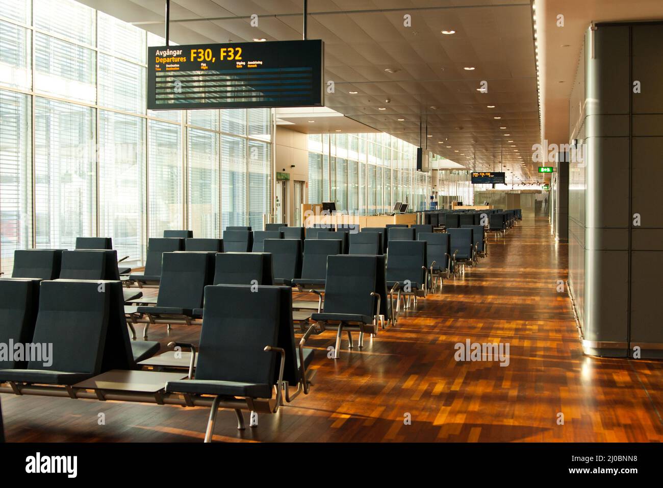 Area d'attesa vuota del terminal aeroportuale con sedie nell'aeroporto di Stoccolma-Arlanda. Foto Stock