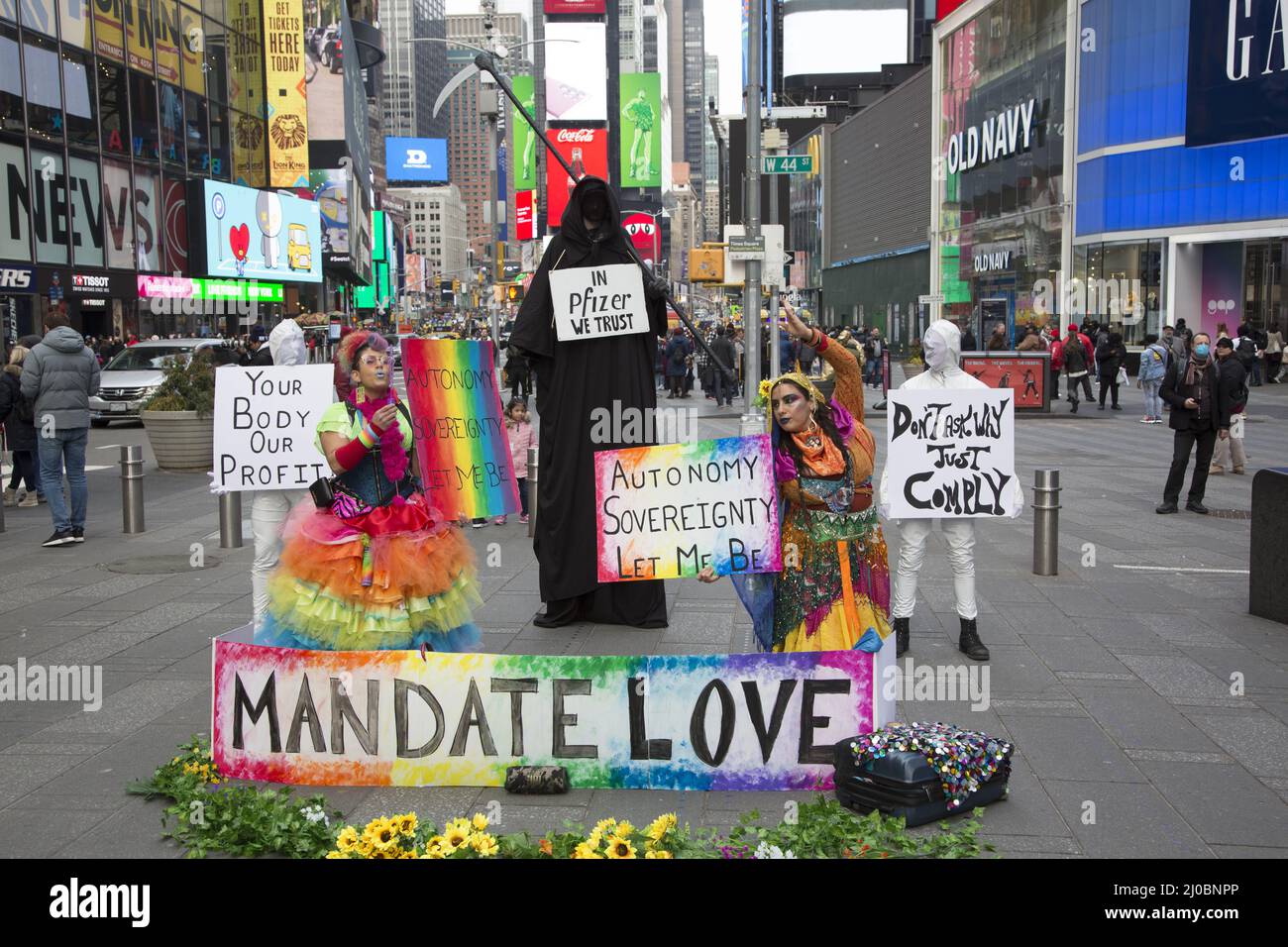 Il gruppo d'Amore di mandato si esibisce in Times Square con il messaggio che ogni persona ha il diritto di decidere cosa mettere nel proprio corpo. Sono contrari al mandato obbligatorio per il vaccino e promuovono l'idea dell'amore. NEW YORK. Foto Stock