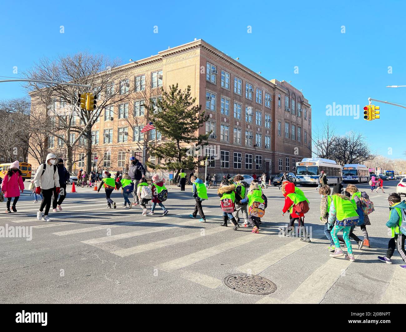 I bambini delle scuole elementari attraversano la strada per tornare a scuola dopo una gita a Brooklyn, New York. (PS 230 Public School su McDonald Avenue) Foto Stock