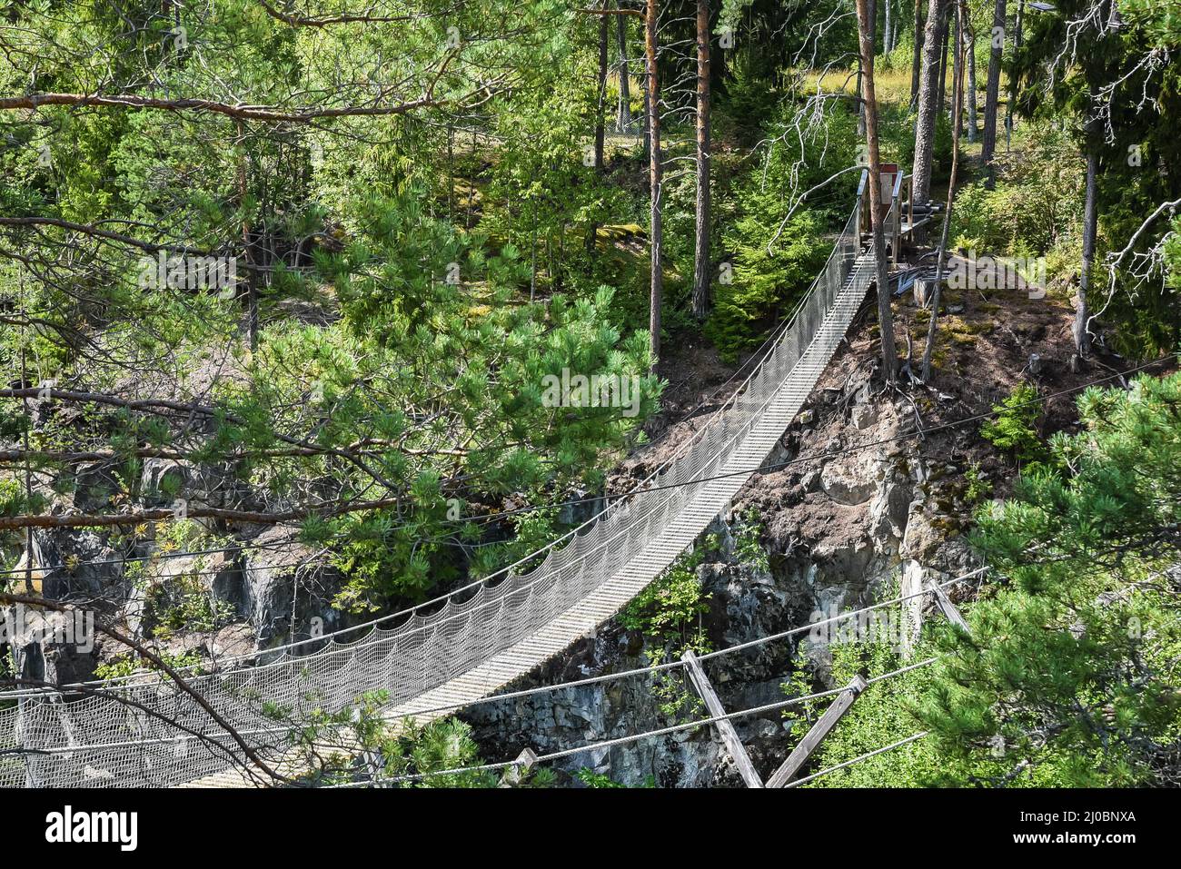 Sala Silvergruva, Vastmanlands LAN - Svezia Visualizza un ponte sospeso pedstriano in una parte vecchia della miniera d'argento Foto Stock