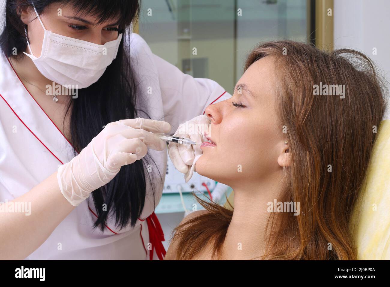 Procedura iniezione riempitivo in clinica di bellezza. Foto Stock