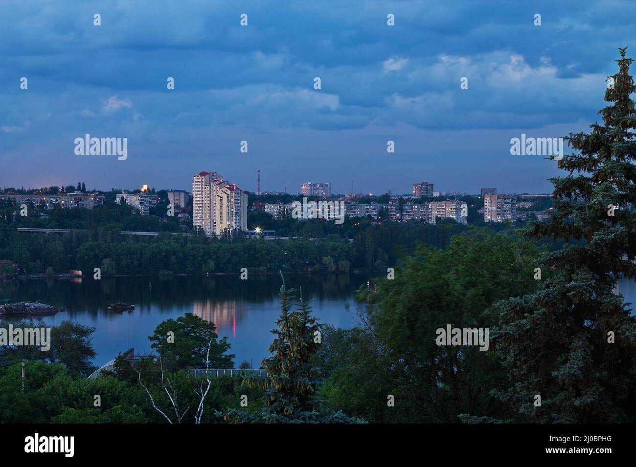 Paesaggio urbano serale di Zaporozhye sulle rive del fiume Dnieper Foto Stock