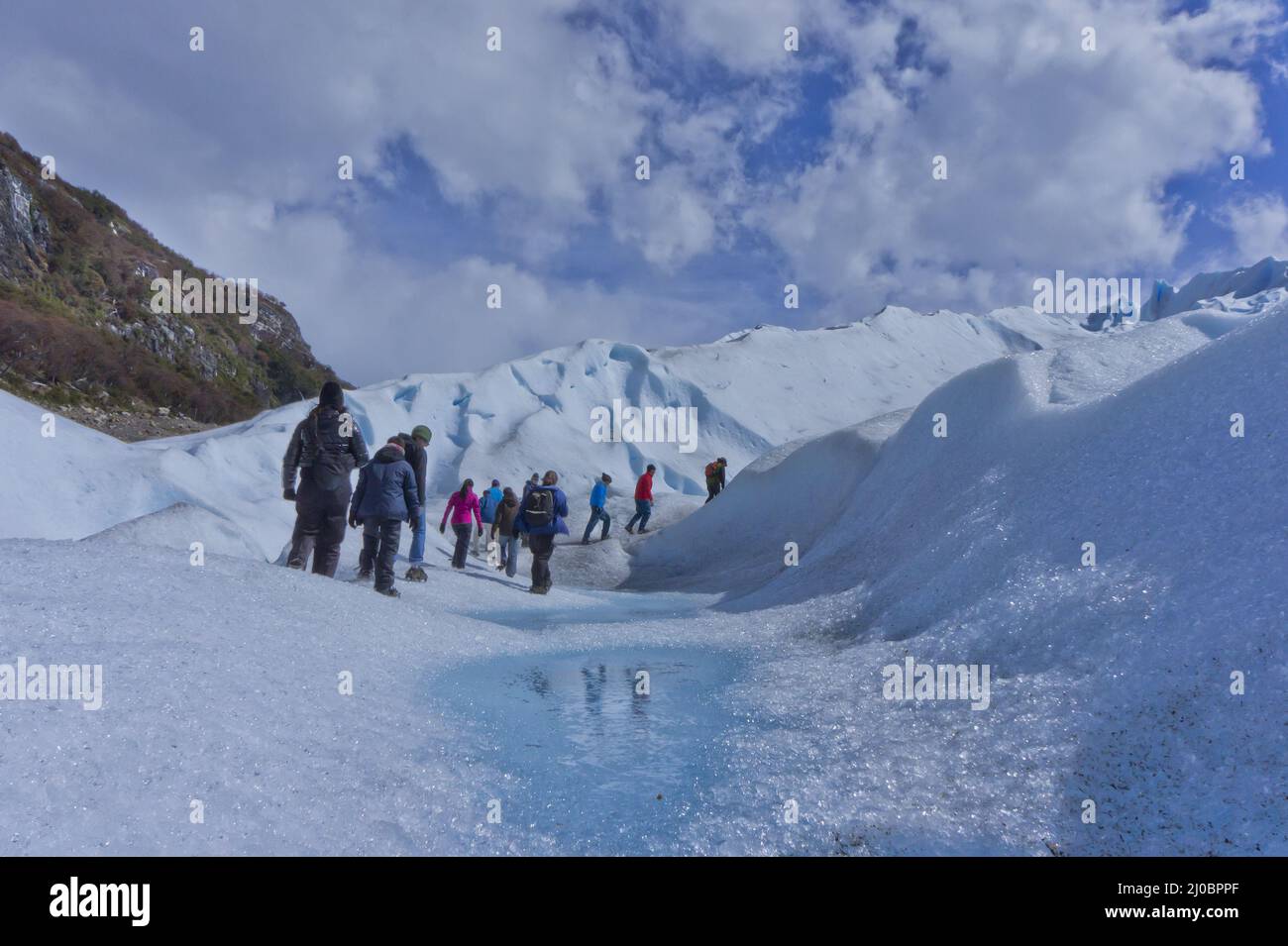 Patagonia, ghiacciaio Perito Moreno, un gruppo di escursionisti che camminano in montagne innevate Foto Stock