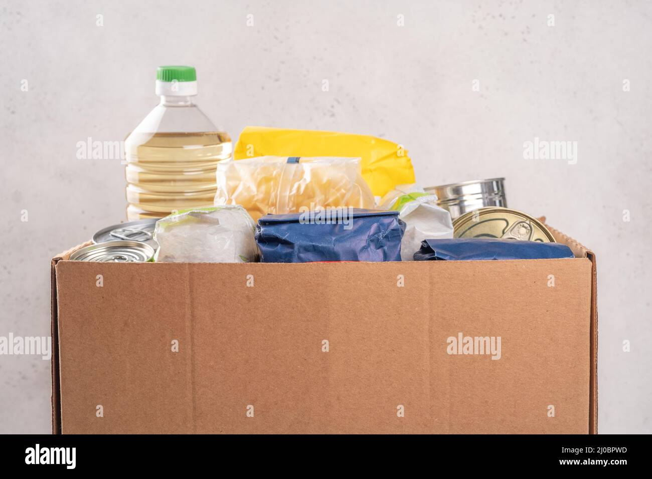 Scatola di donazione con cibo. Aiuto umanitario. Foto Stock