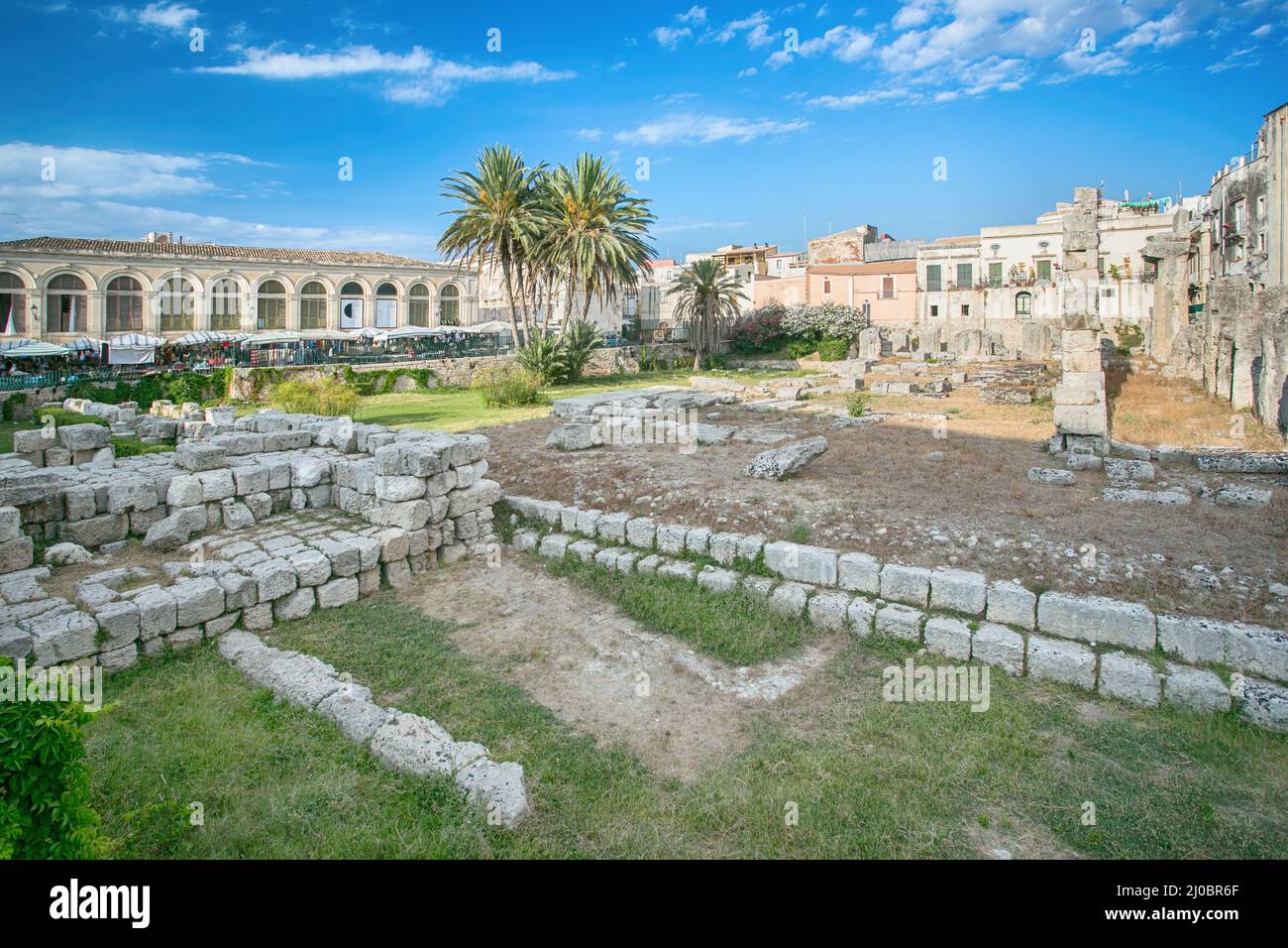 Rovine dell'antico tempio greco-dorico di Apollo a Siracusa Foto Stock