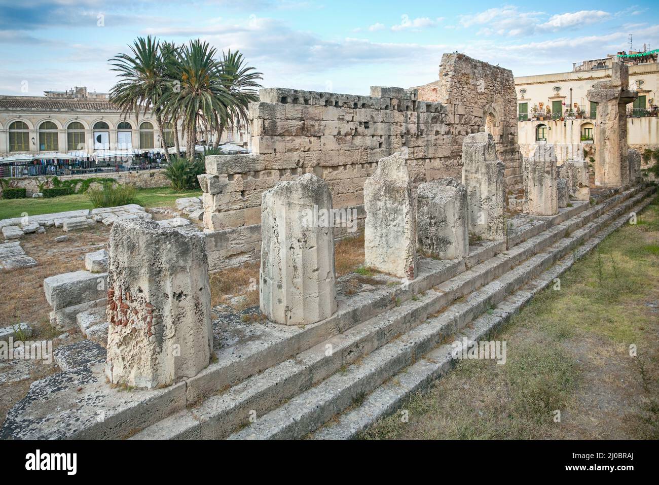 Vista laterale delle rovine dell'antico tempio greco-dorico di Apollo a Siracusa Foto Stock