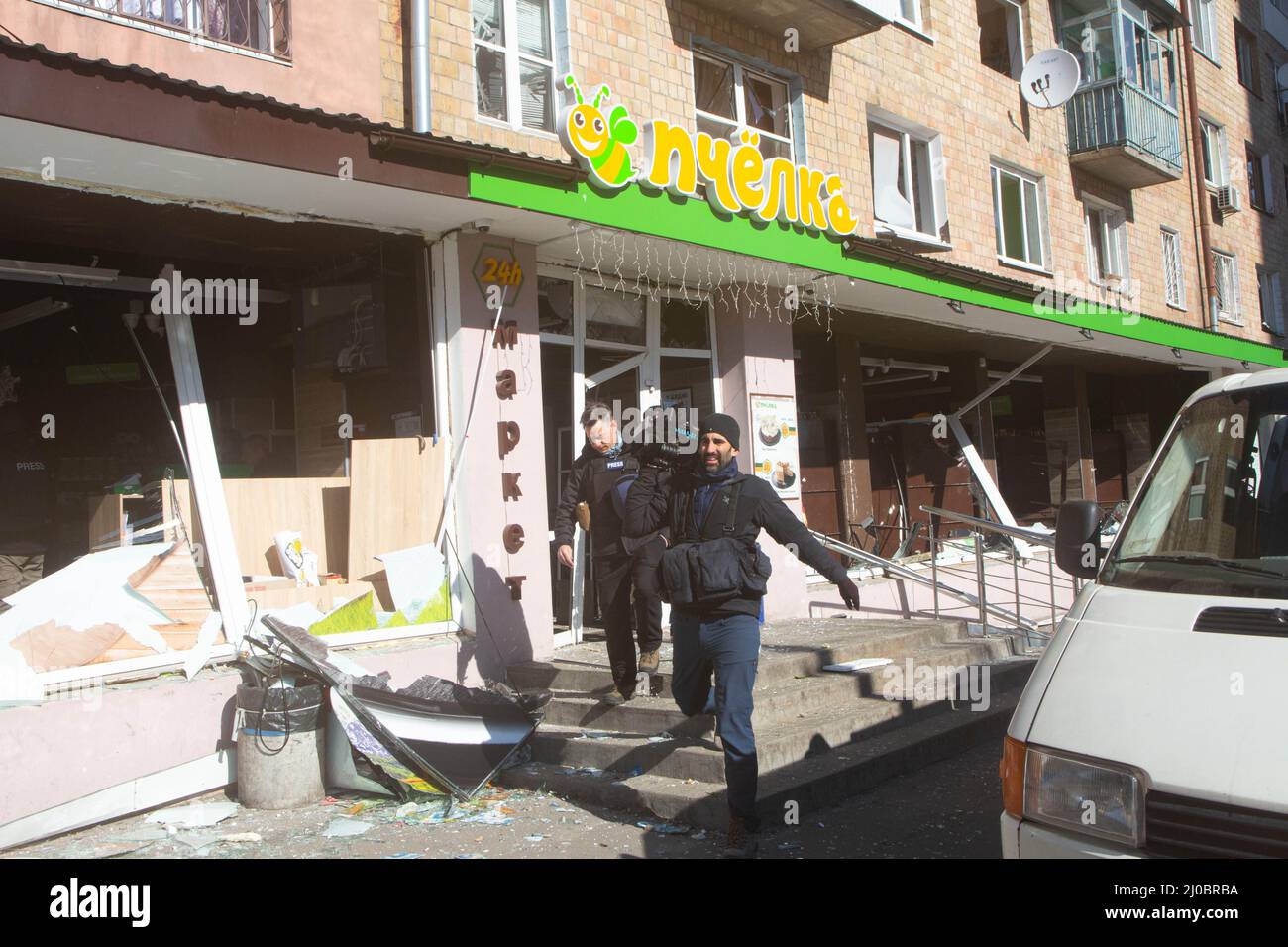 TV al negozio di alimentari Pchyolka (piccola ape) in strada a Kiev distrutto dall'esplosione di missili durante il conflitto tra Russia e Ucraina il 18.03.2022 Foto Stock