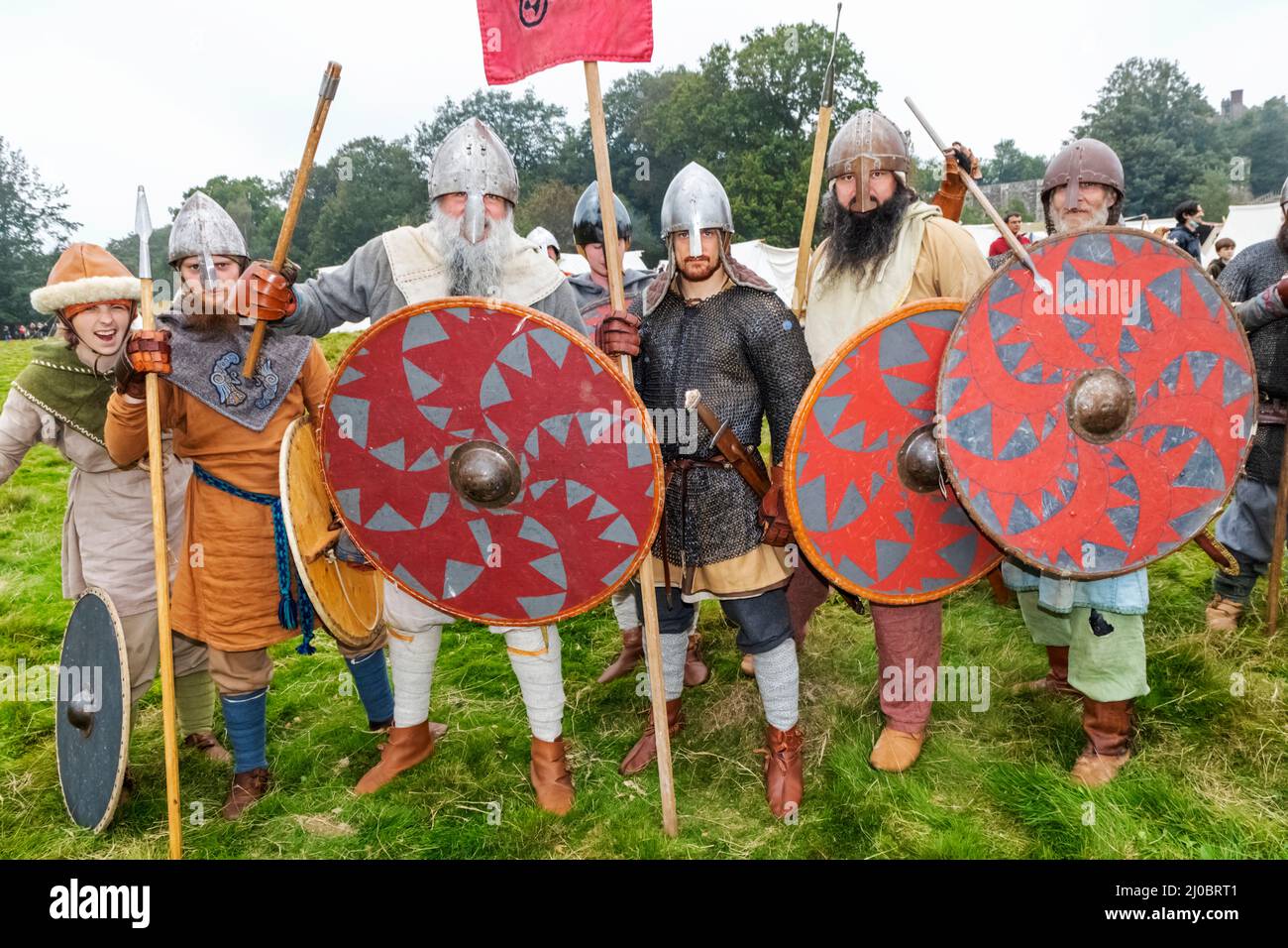 Inghilterra, East Sussex, Battle, The Annual Battle of Hastings 1066 Re-enactment Festival, gruppo di partecipanti vestito in armatura sassone medievale Foto Stock