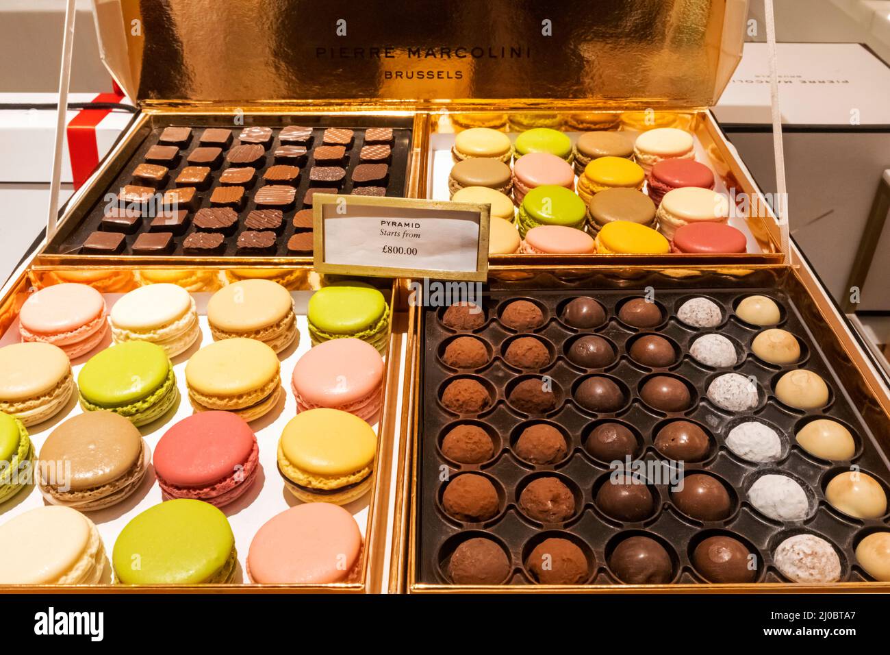 Inghilterra, Londra, Knightsbridge, Harrods Department Store, The Food Hall, Display a colori al cioccolato Foto Stock