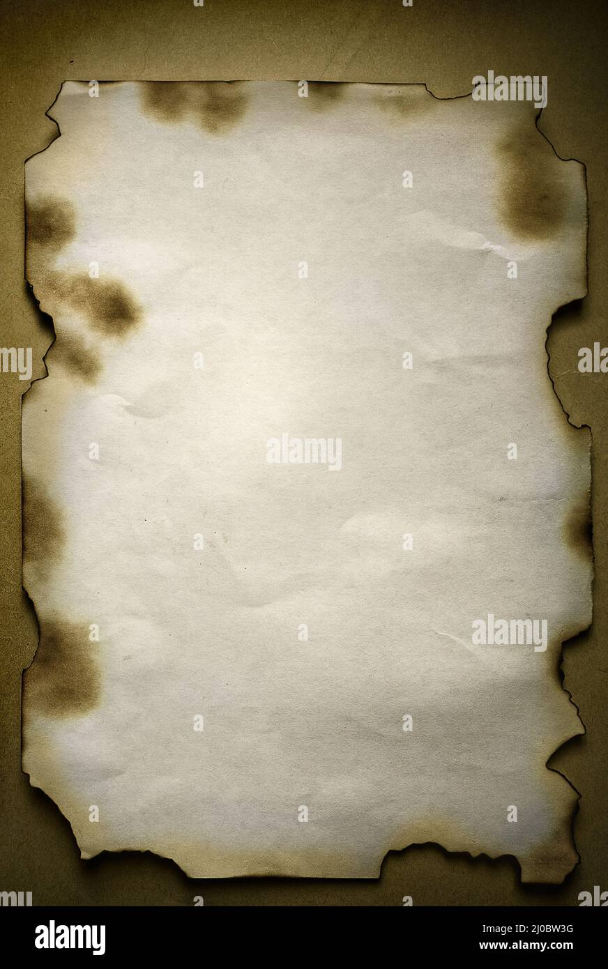 Sfondo vintage vecchio foglio di carta con bordi bruciati su sfondo scuro primo piano Foto Stock