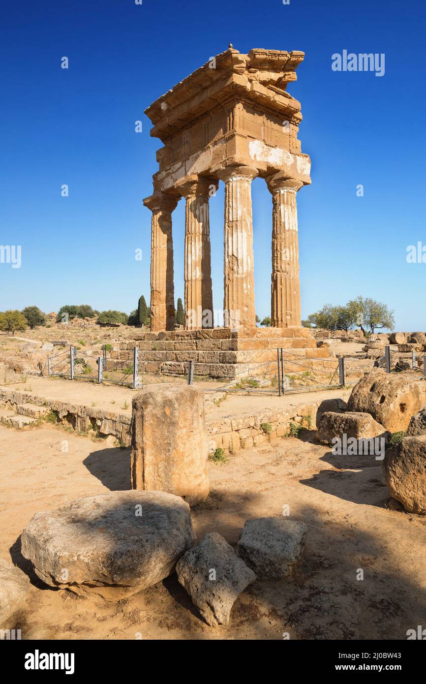 Tempio di Dioscuri (Castor e Pollux). Sito patrimonio dell'umanità dell'UNESCO. Valle del Tempio, Sicilia Foto Stock