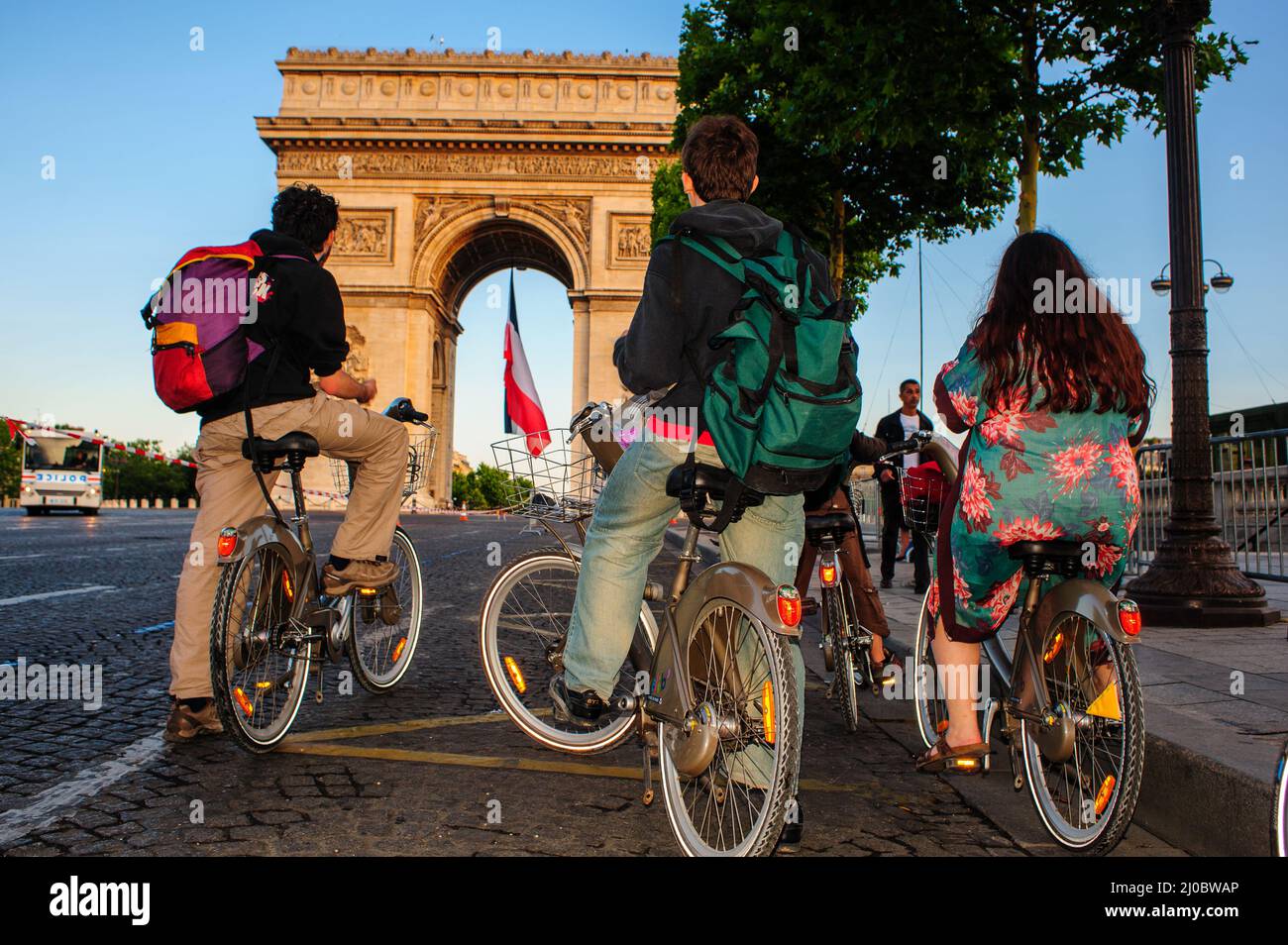 Parigi, Francia, Manifestazioni pubbliche, festa della Bastiglia 14th luglio adolescenti in bicicletta, in bicicletta sugli Champs-Elysees. Foto Stock