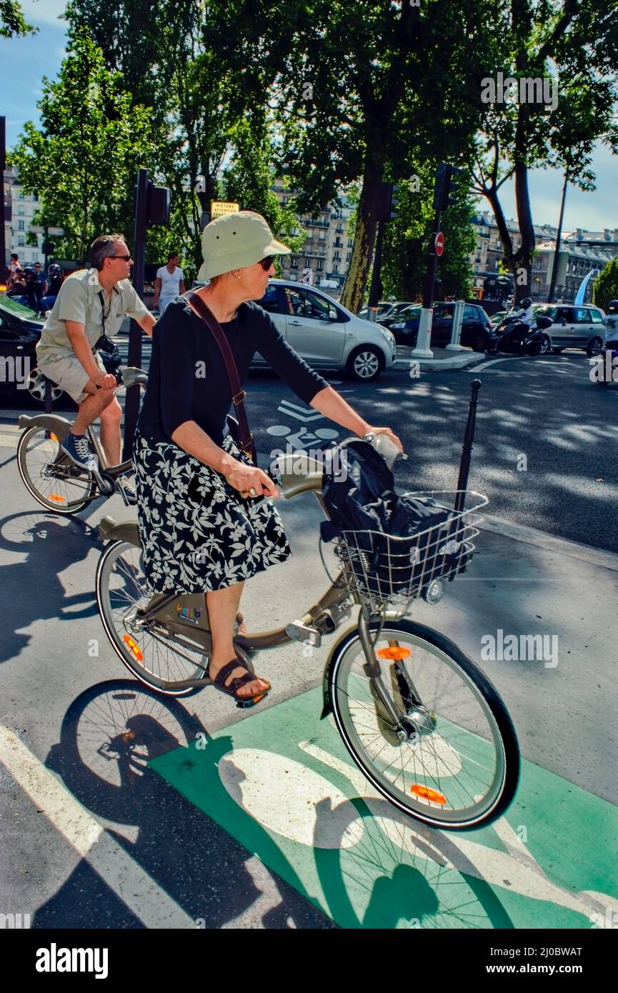 Parigi, Francia, persone che utilizzano biciclette pubbliche, Velib, vicino al municipio, Hotel de Ville. Foto Stock