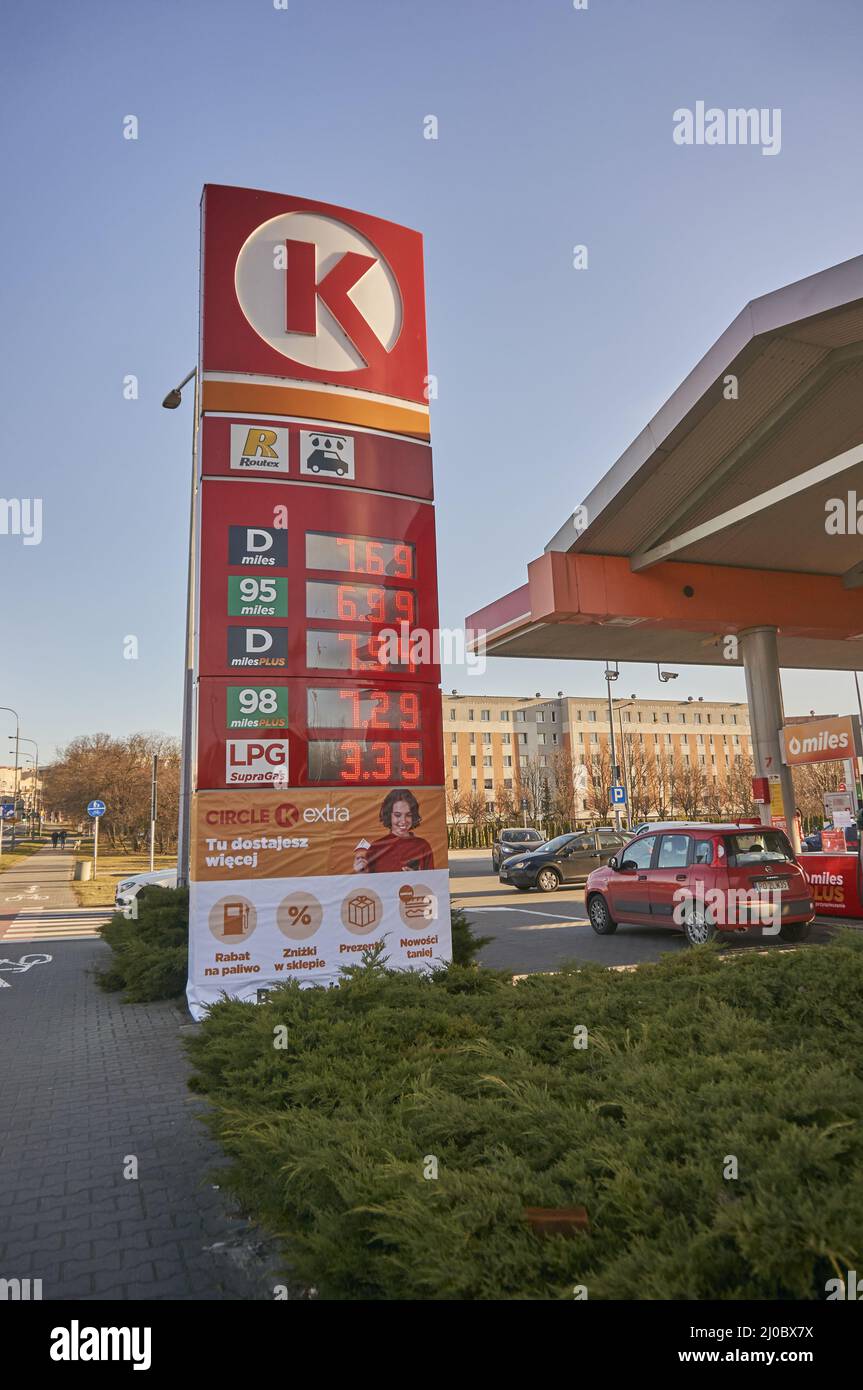 Il bordo classico della stazione di benzina K mostra i prezzi elevati durante il periodo di inflazione in Polonia Foto Stock