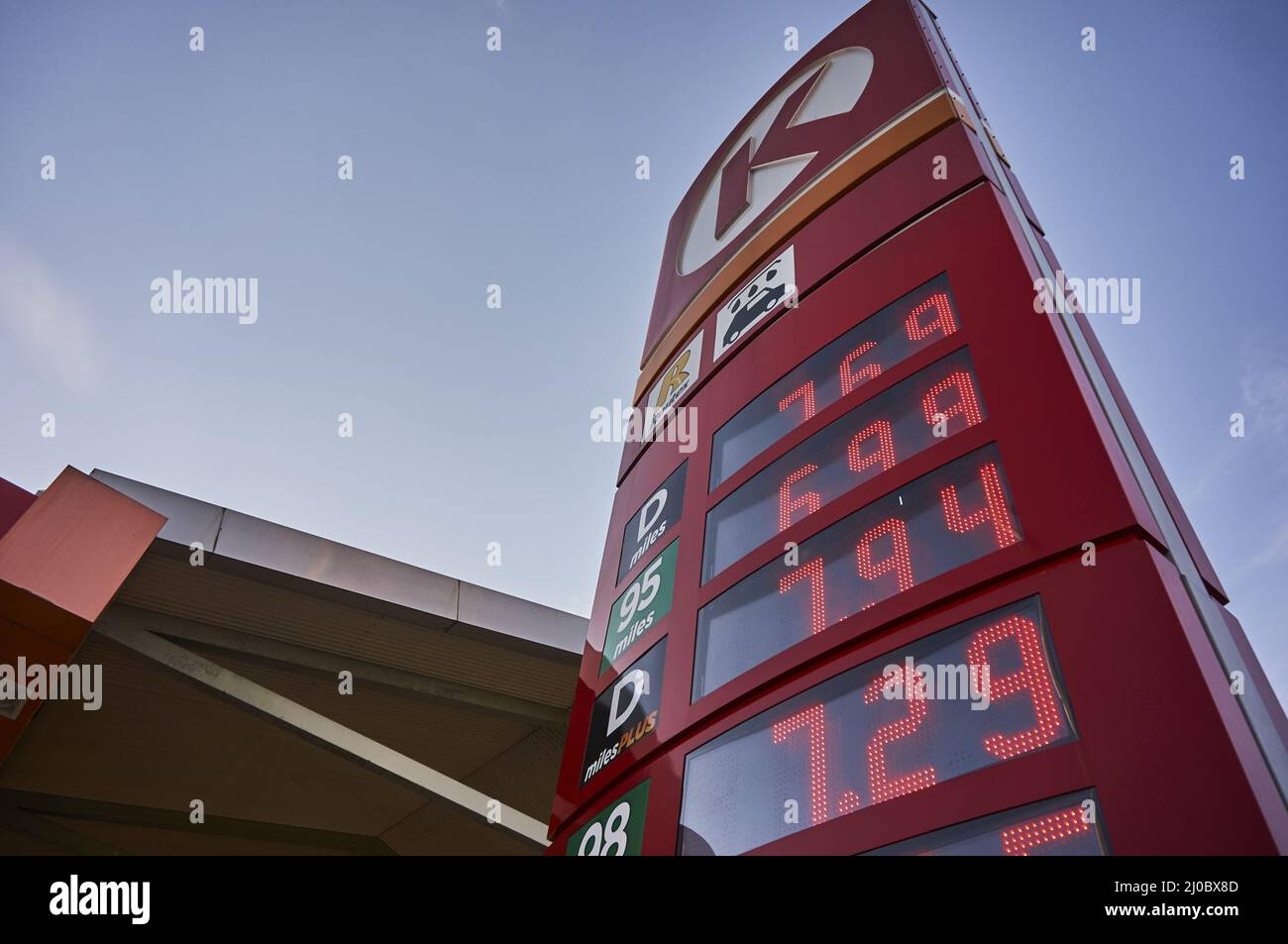 Il bordo classico della stazione di benzina K mostra i prezzi elevati durante il periodo di inflazione in Polonia Foto Stock