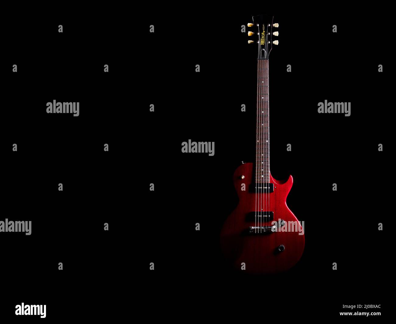 Chitarra elettrica rossa FRET-King su nero Foto Stock