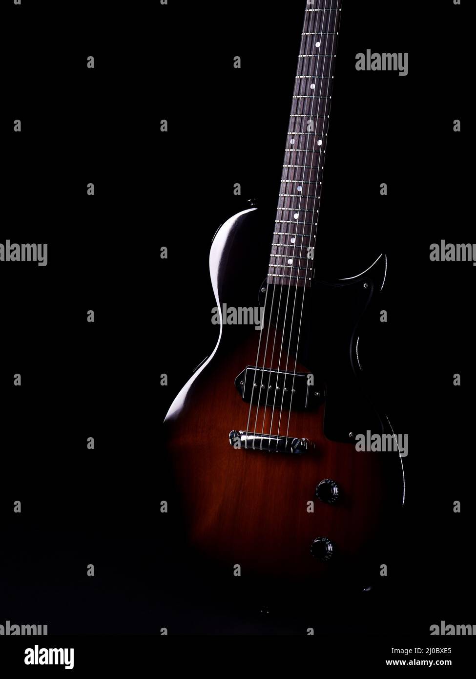 Chitarra fret-King con riflessi luminosi su nero Foto Stock