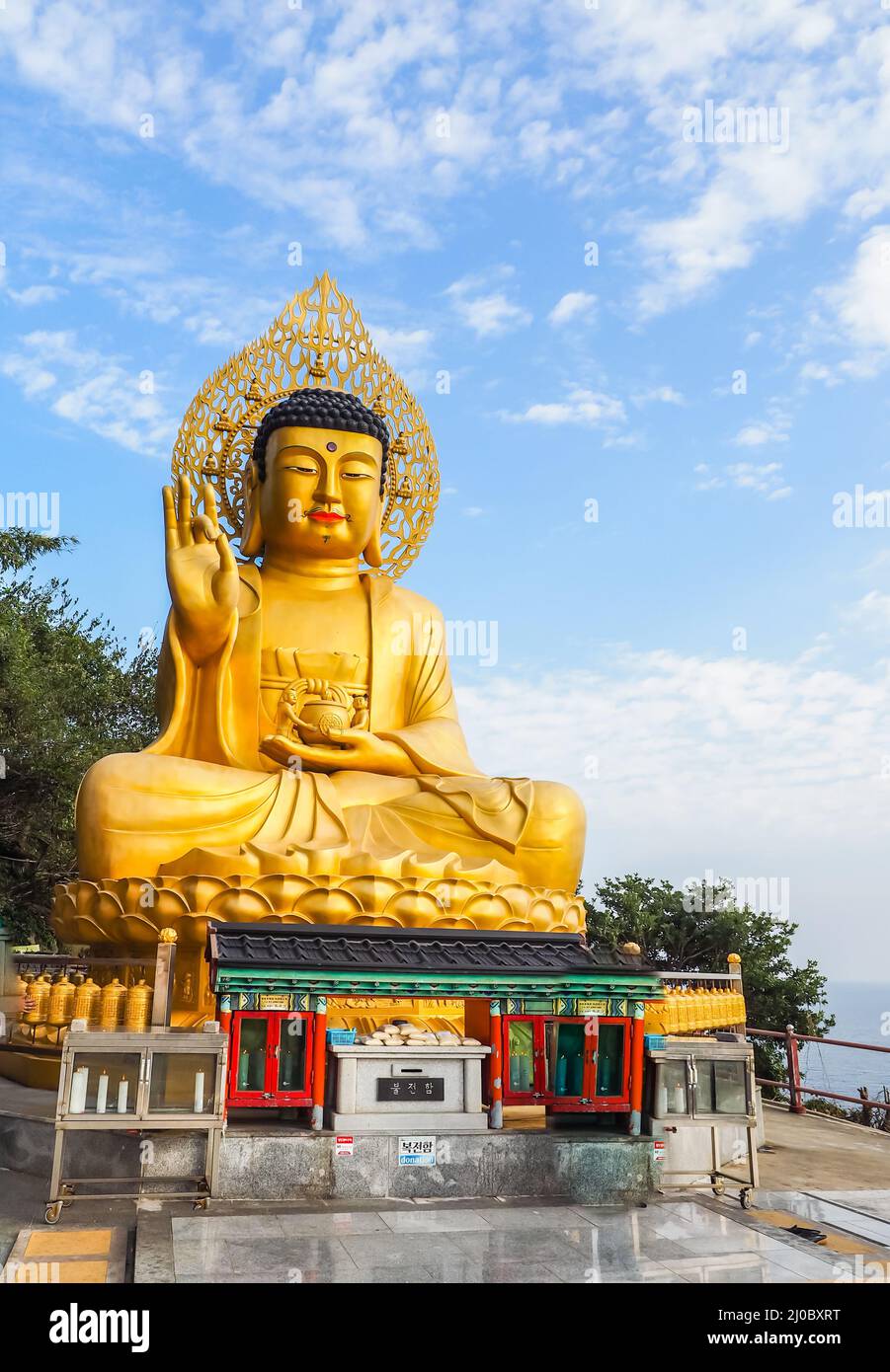 Oro Buddha Gigante, principale statua del Buddha al tempio Sanbanggulsa, Sanbanggulsa è in Jeju-Do, Jeju Island in Corea del Sud Foto Stock